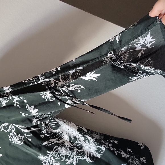 FORCAST WOMEN'S TOP. - Picture 5 of 10